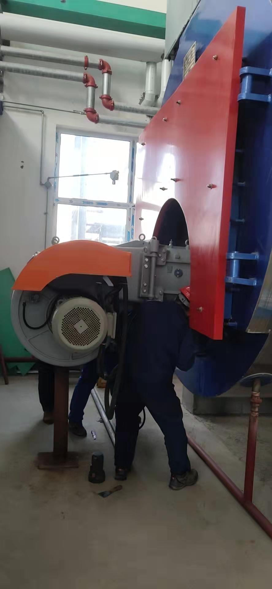 沈陽某企業大型鍋爐燃燒器維修現場